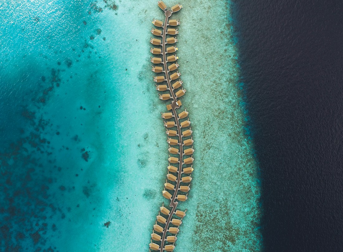 Villas sobre o mar turquesa nas Maldivas