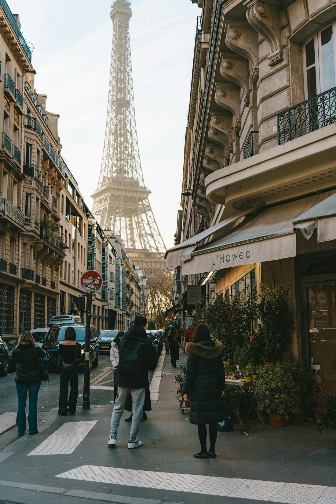 Rua de Paris com vista para a Torre Eiffel